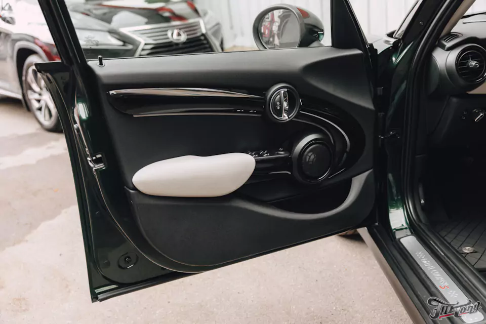 Оклеили Mini Cooper цветным полиуретаном, заменили хромированные детали, окрасили диски и суппорта, выполнили комплекс детейлинг-услуг и техническое обслуживание